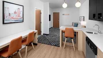 Hochwertige Bettwaren, Schreibtisch, Verdunkelungsvorhänge