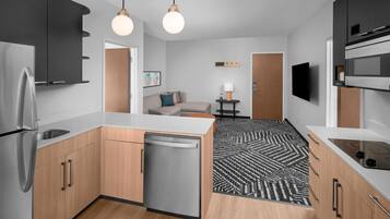 Mini-Kühlschrank, Mikrowelle, Herdplatte, Geschirrspüler