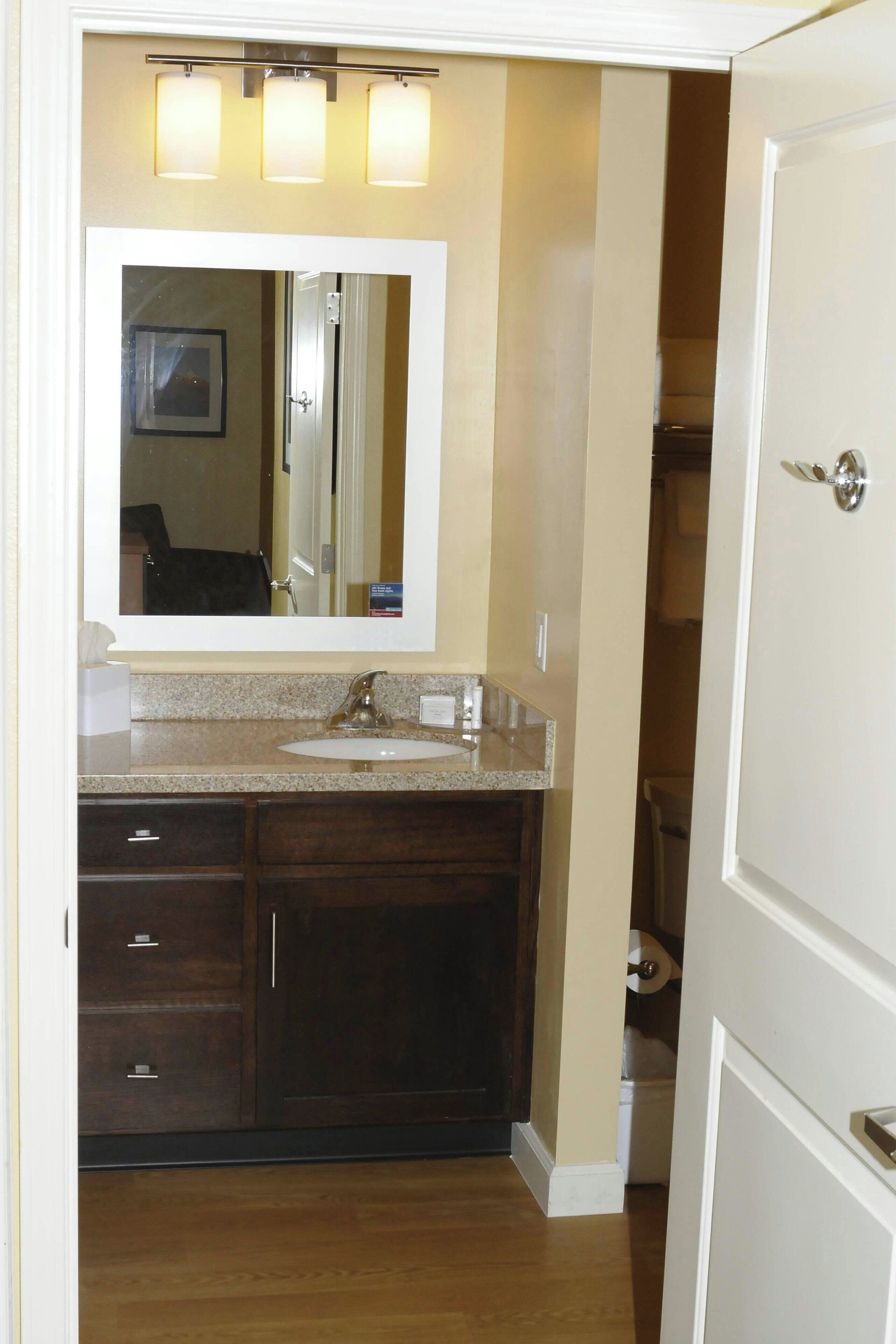 combined shower/bathtub, hair dryer, towels