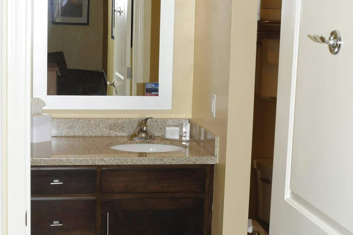 combined shower/bathtub, hair dryer, towels