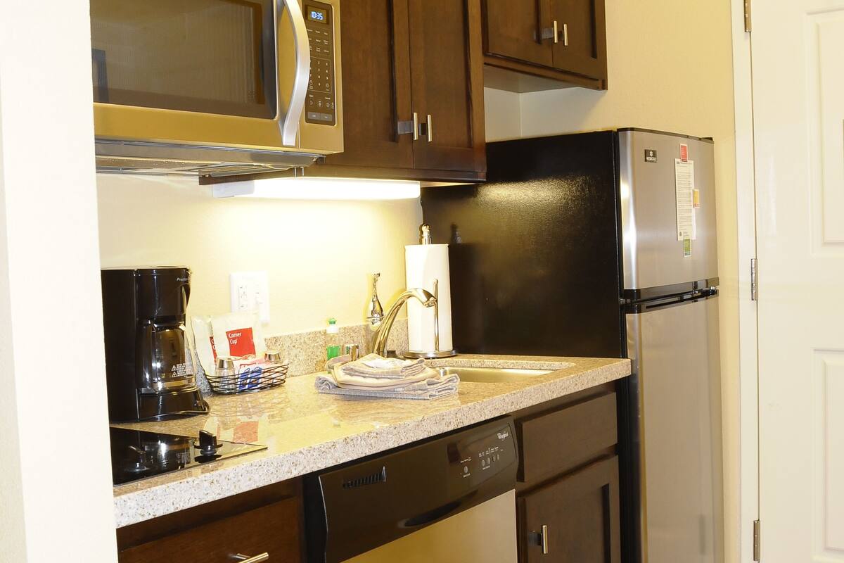 fridge, microwave, stovetop, dishwasher