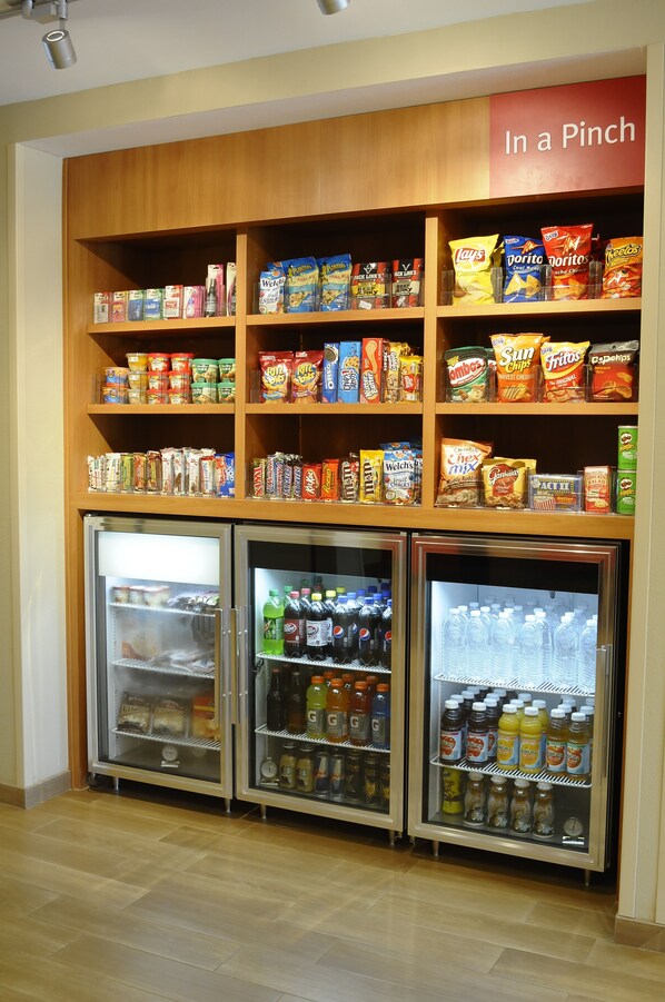 Snack bar - TownePlace Suites Redding (Redding)