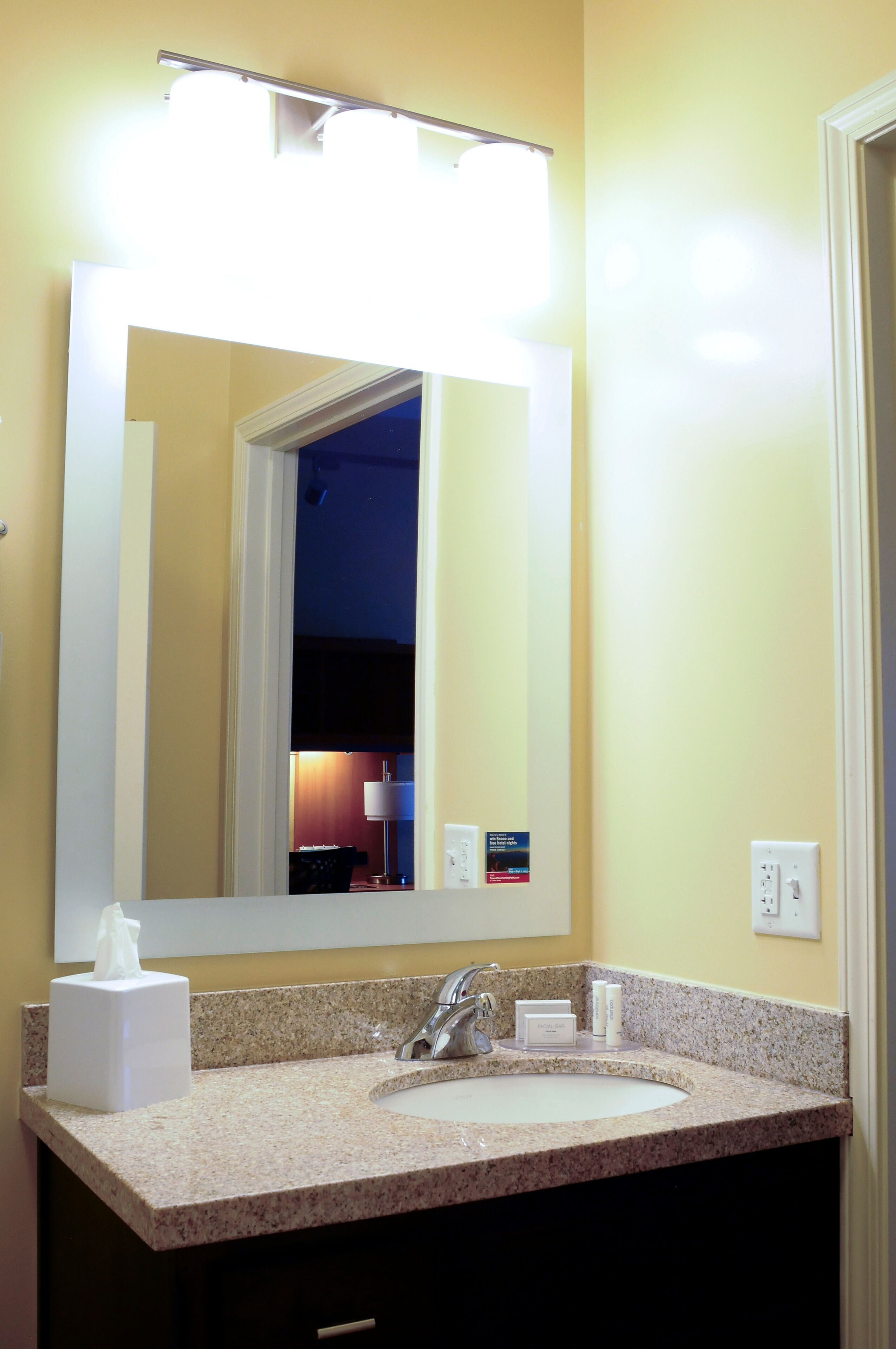 combined shower/bathtub, hair dryer, towels