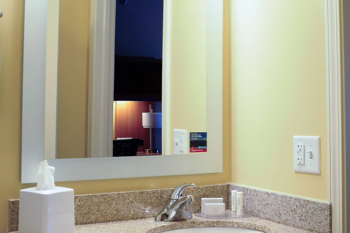 combined shower/bathtub, hair dryer, towels