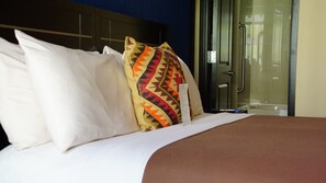 King Standard | Premium bedding, pillowtop beds, in-room safe, blackout drapes - Nesva Hotel (Long Island City)