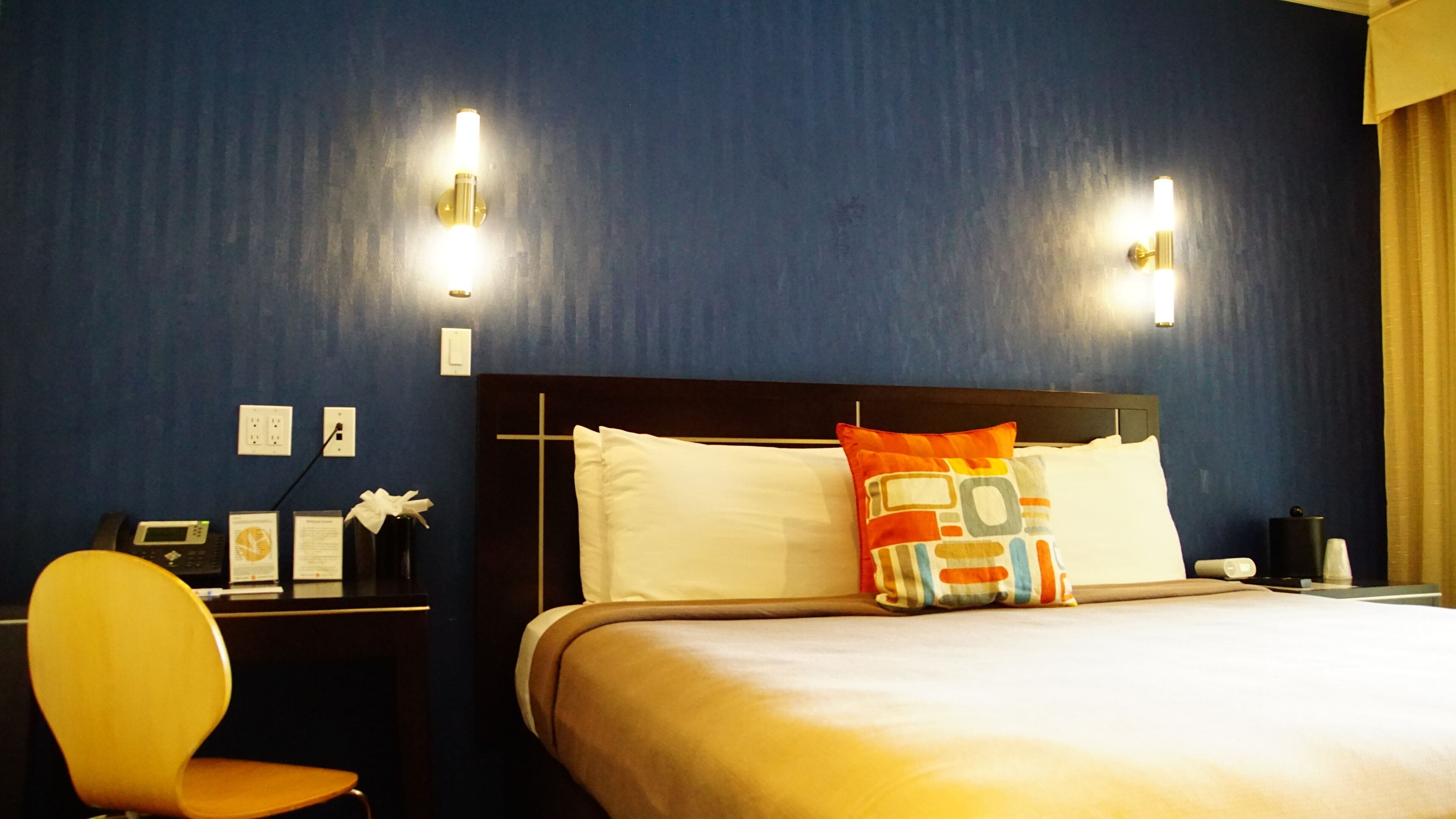 executive room, 1 king bed | hypo-allergenic bedding, pillow-top beds, in-room safe