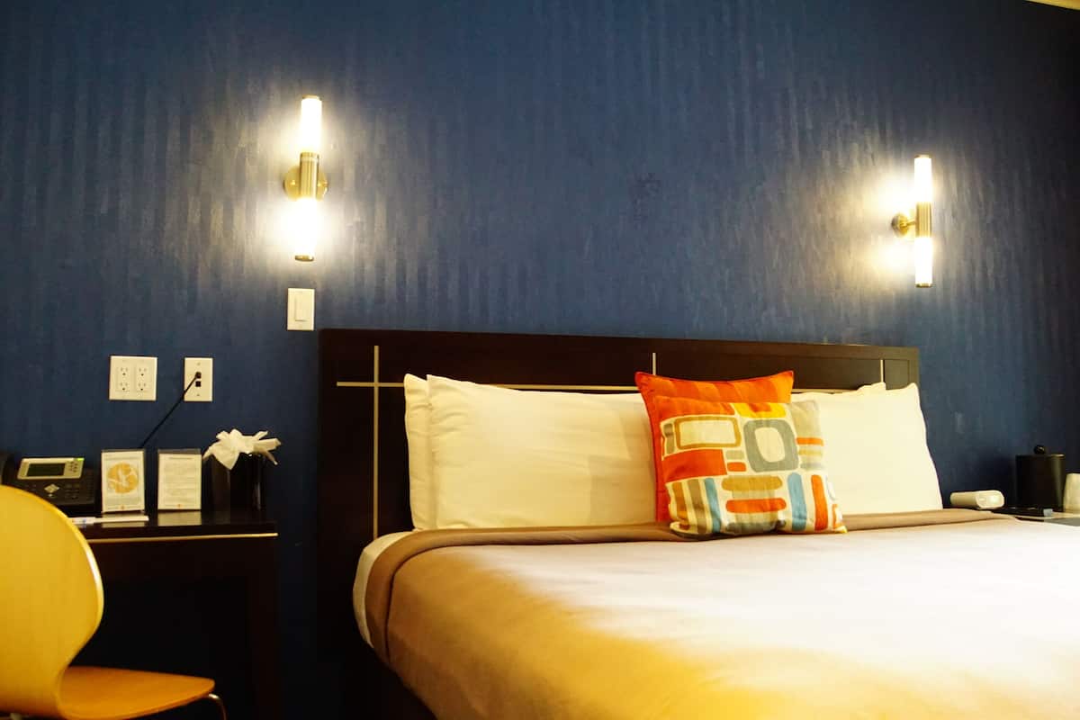 executive room, 1 king bed | hypo-allergenic bedding, pillow-top beds, in-room safe