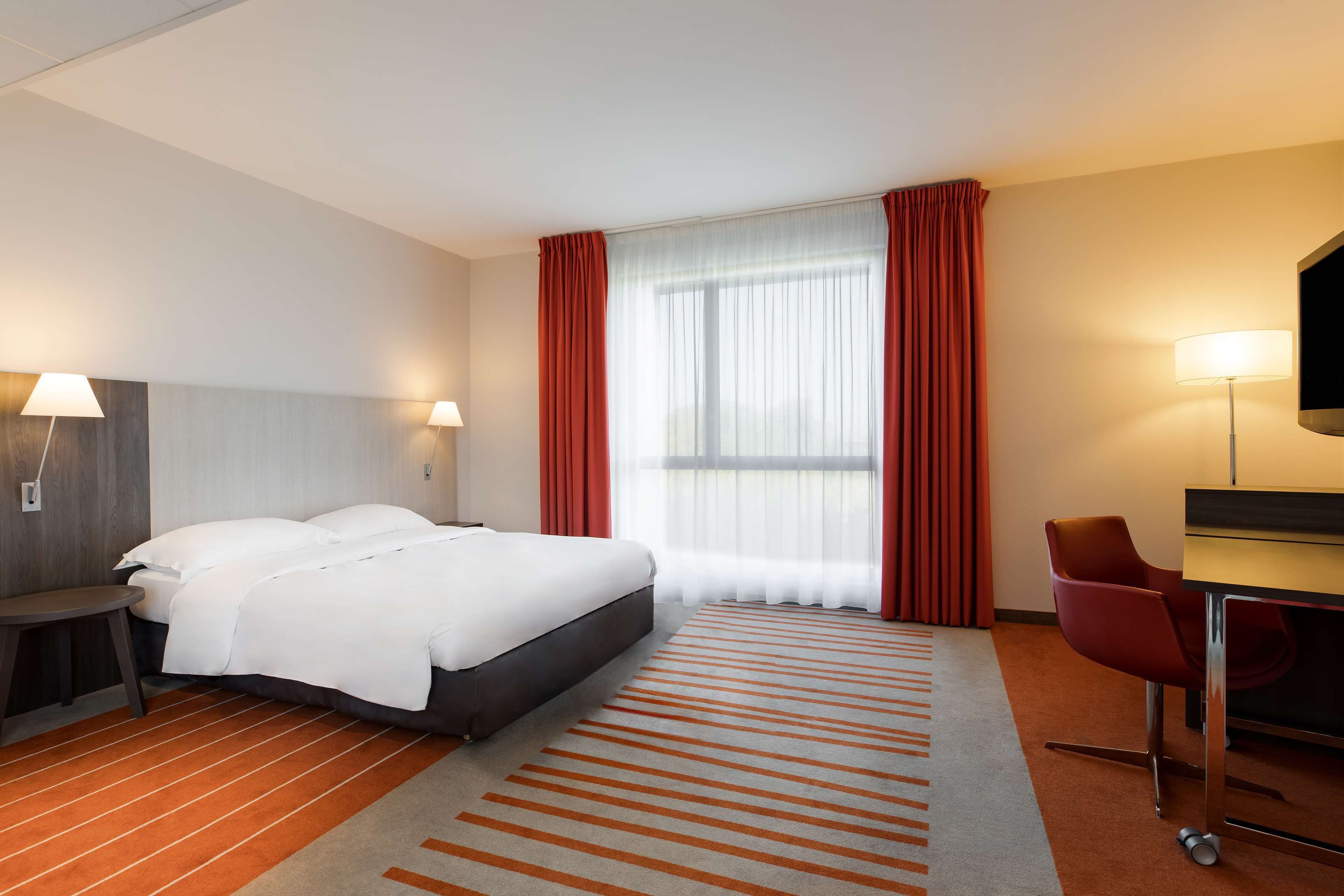 superior room (panoramic view) | in-room safe, desk, blackout curtains, soundproofing