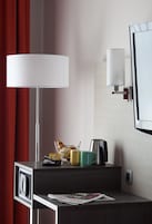 1 habitación, caja de seguridad en la habitación y escritorio 