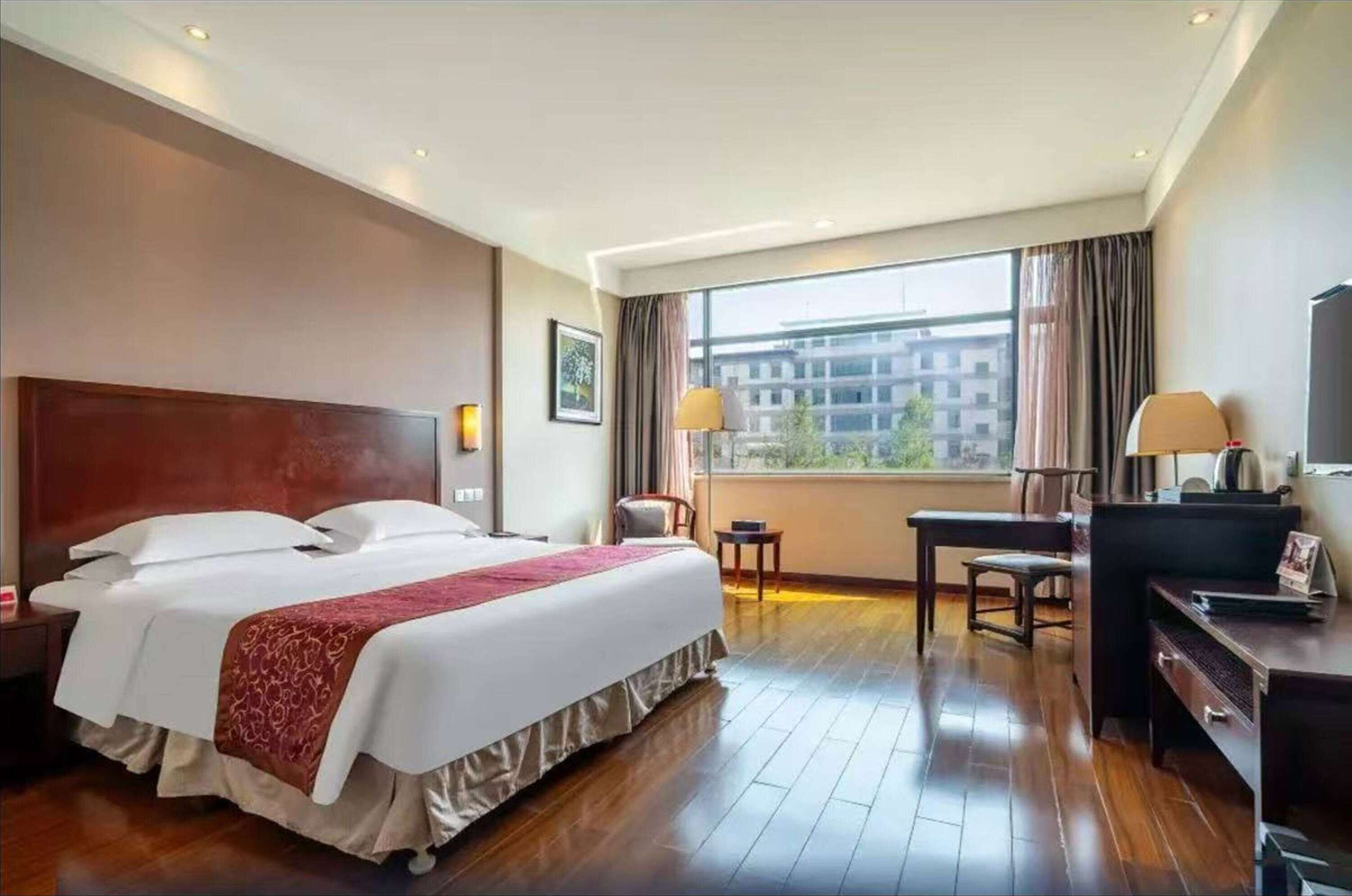 Chambre, 1 très grand lit, fumeur, réfrigérateur | Minibar, coffre-fort, bureau, système d’insonorisation