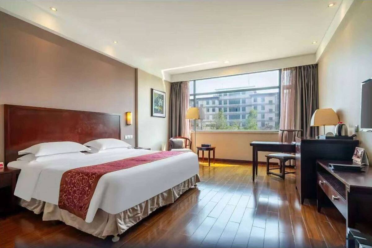 Room, 1 King Bed, Smoking, Refrigerator | Minibar, in-room safe, desk, soundproofing