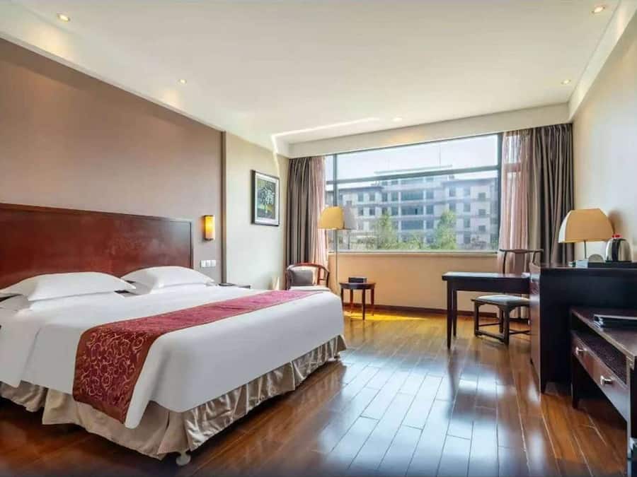 Room, 1 King Bed, Smoking, Refrigerator | Minibar, in-room safe, desk, soundproofing