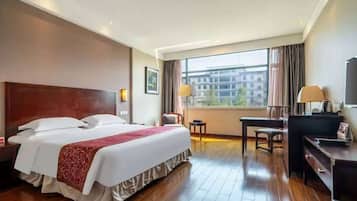 Room, 1 King Bed, Smoking, Refrigerator | Minibar, in-room safe, desk, soundproofing