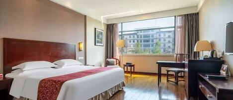 Zimmer, 1 King-Bett, Raucher, Kühlschrank | Minibar, Zimmersafe, Schreibtisch, schallisolierte Zimmer