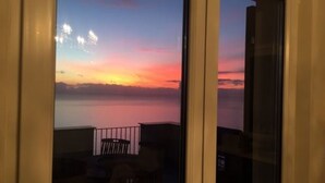 A balcony with a view of a sunset over a body of water. - Luna di Marzo (Volastra)