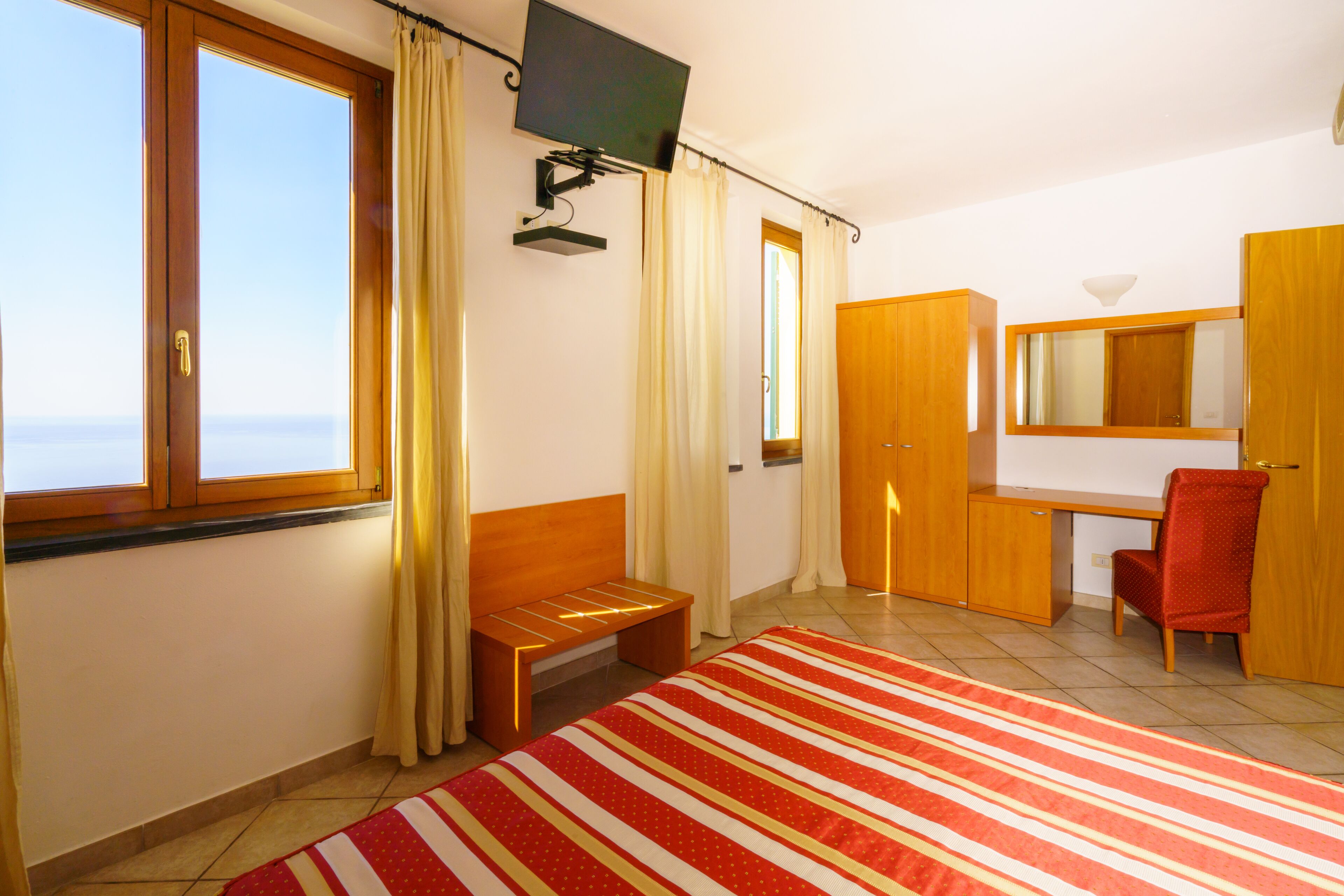 double room | desk, blackout curtains, free wifi, bed sheets