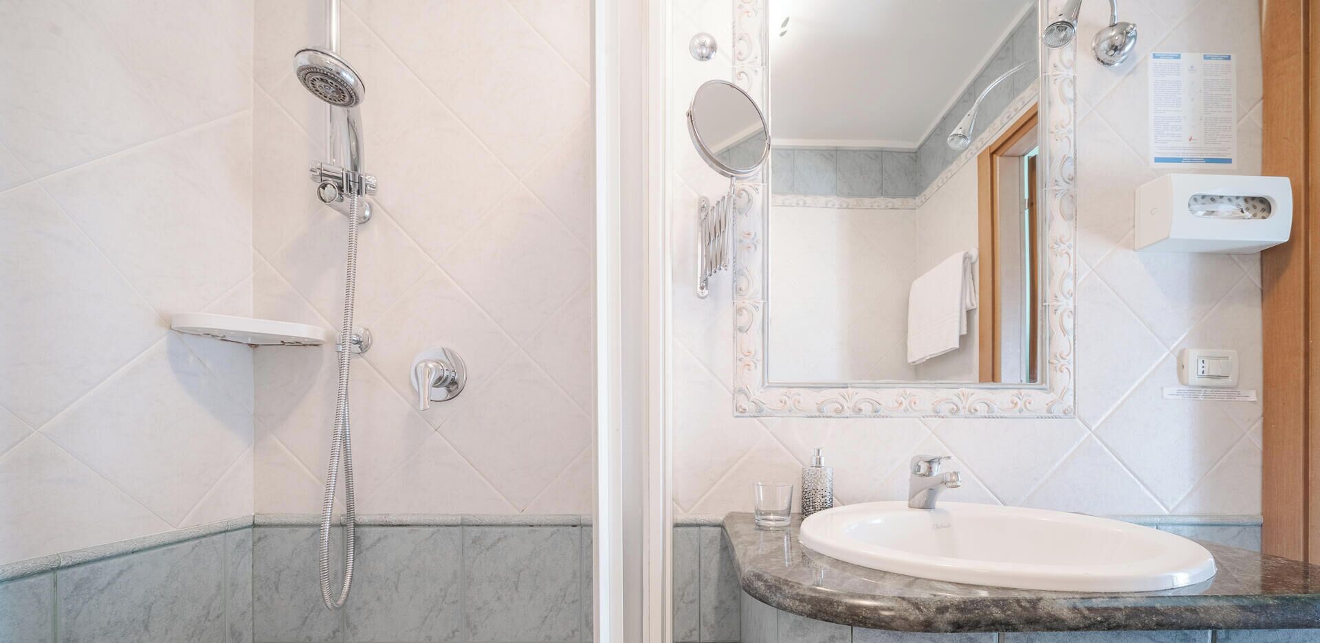 Doccia, asciugacapelli, bidet, asciugamani