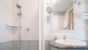 Doccia, asciugacapelli, bidet, asciugamani