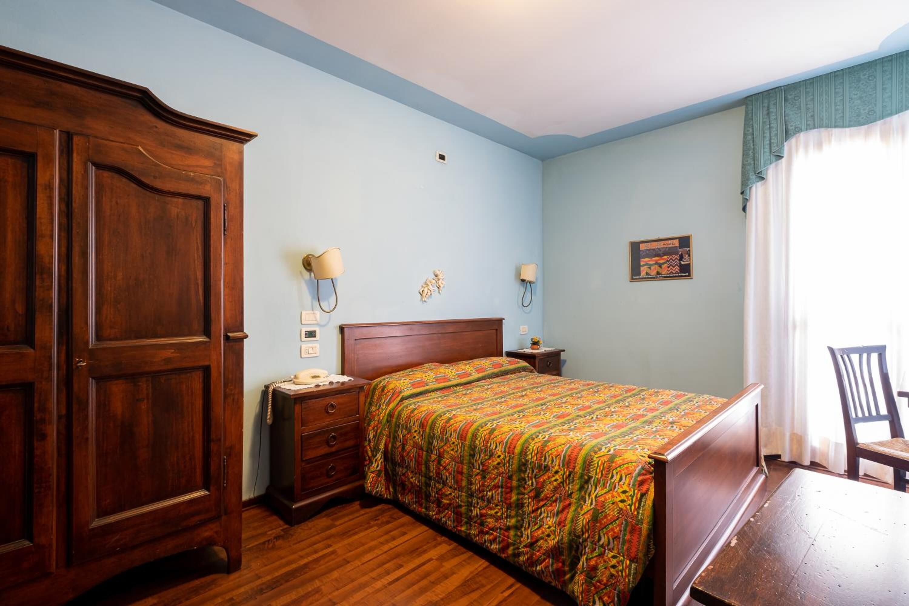 Select-Comfort-Betten, Zimmersafe, individuell dekoriert