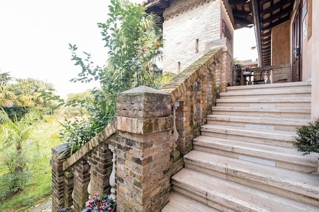 Exterior. Principato di Ariis