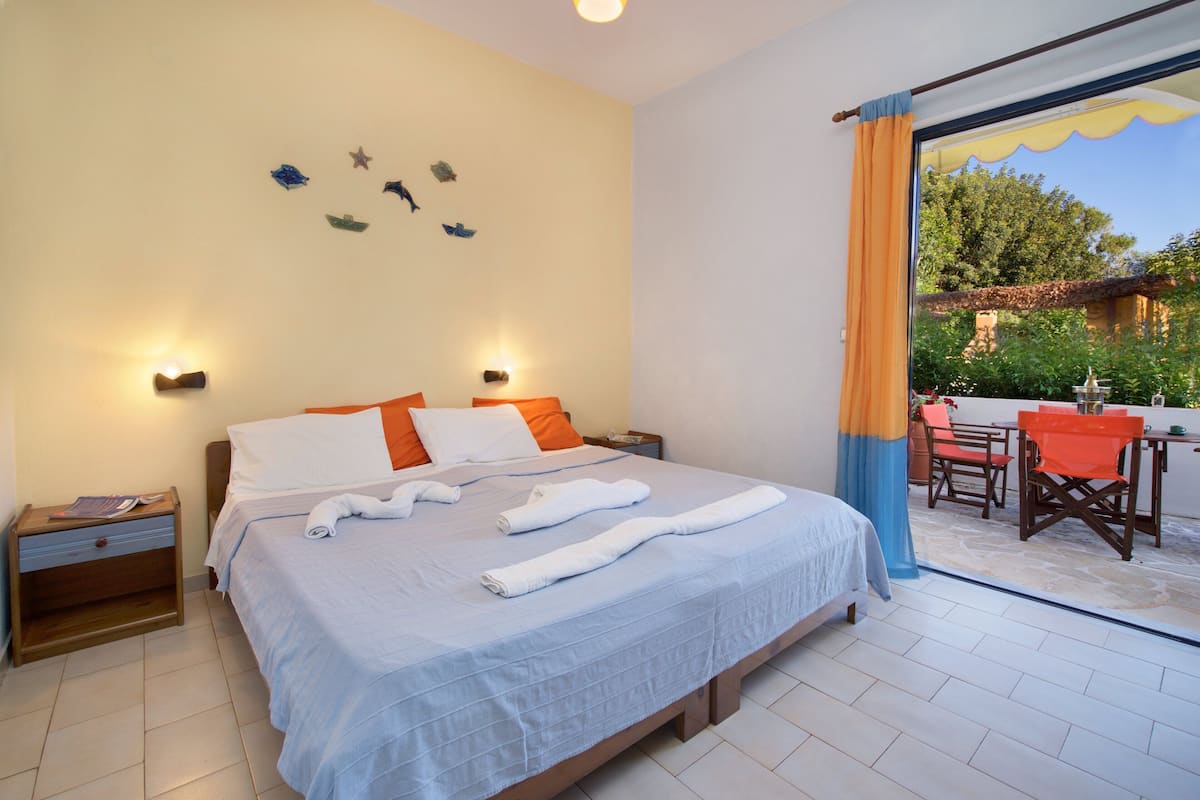 Senior Apartment, 1 Bedroom, Garden View, Ground Floor | 1 bedroom, blackout curtains, iron/ironing board, free WiFi