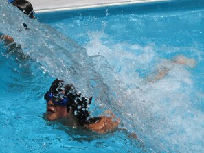A person swimming in a pool. - Kalypso Studios & Apartments (Kefalonia)