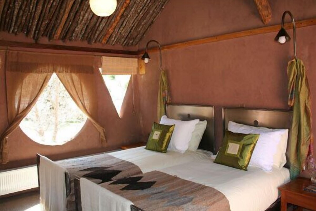Twin kamer | Een bureau, gratis babybedden, gratis wifi