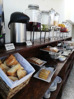 Un buffet proposant une variété de plats et un coin café.