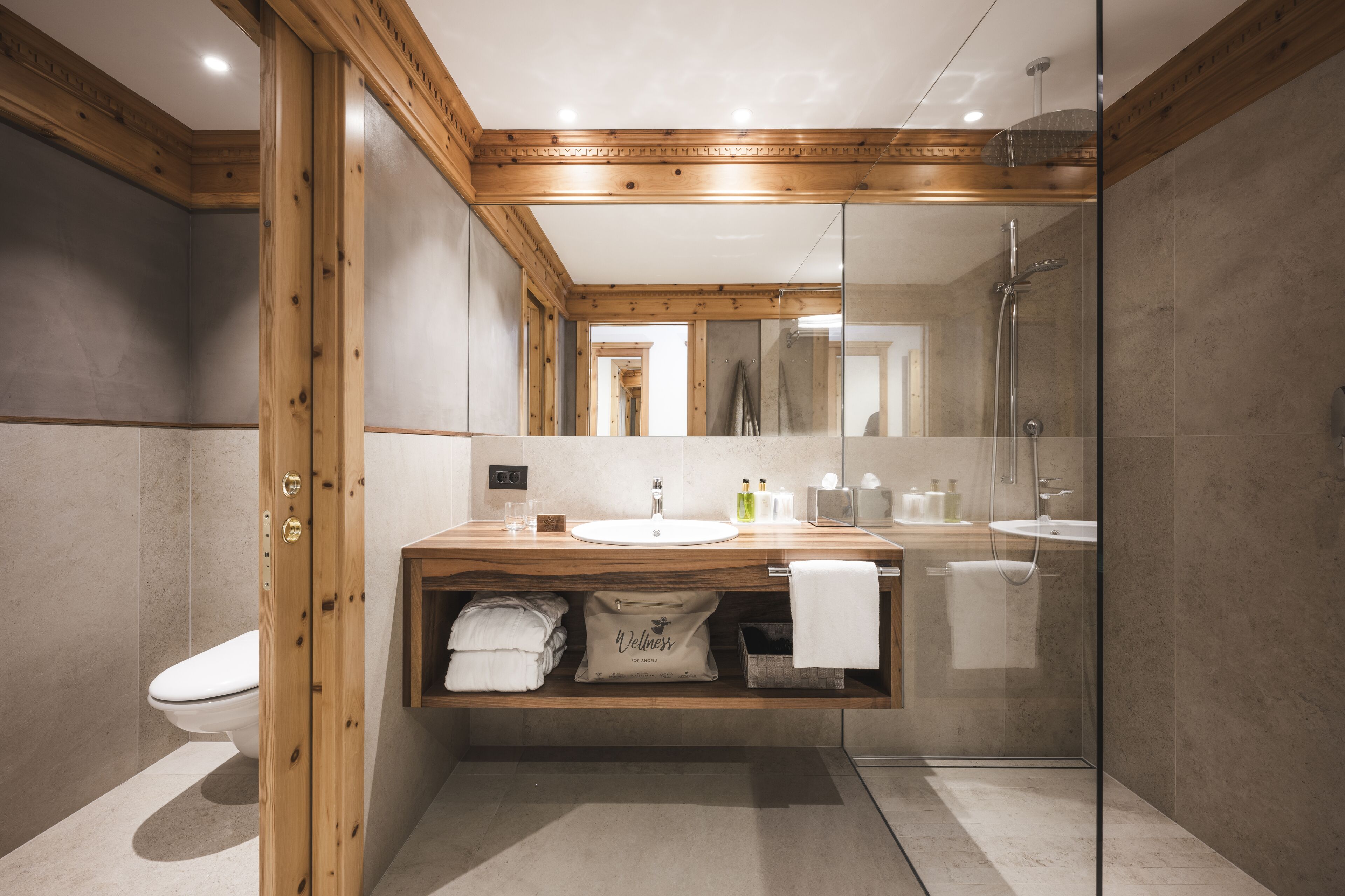 superior room | bathroom | free toiletries, bathrobes, slippers, bidet