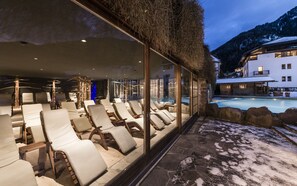 Indoor pool, outdoor pool, sun loungers - Hotel Angelo Engel (Ortisei)