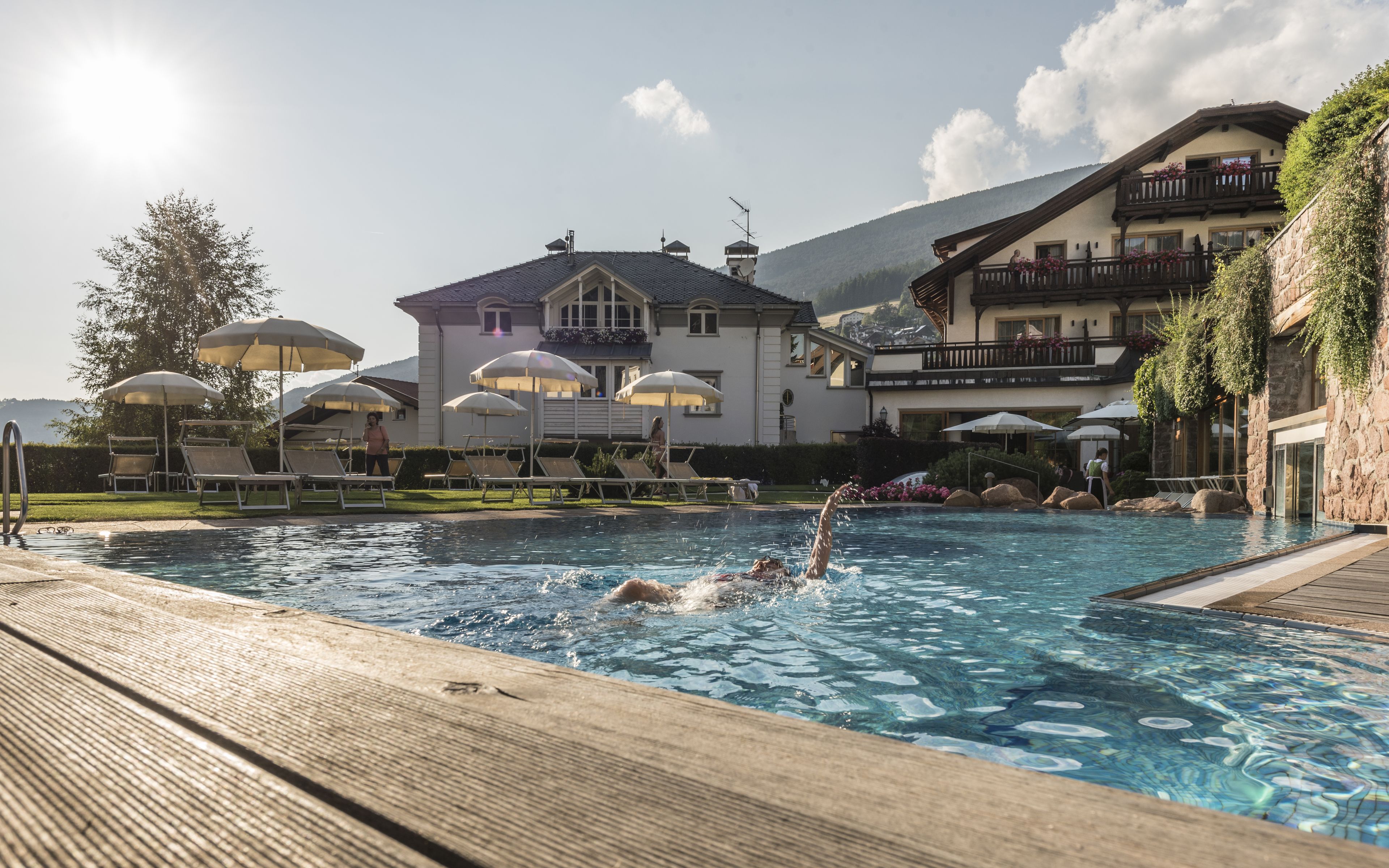 室内游泳池，室外游泳池，日光浴躺椅