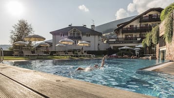 室內泳池、室外泳池;躺椅