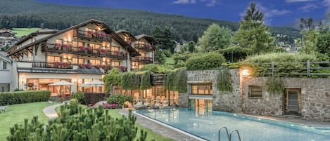 Piscine couverte, piscine extérieure, chaises longues