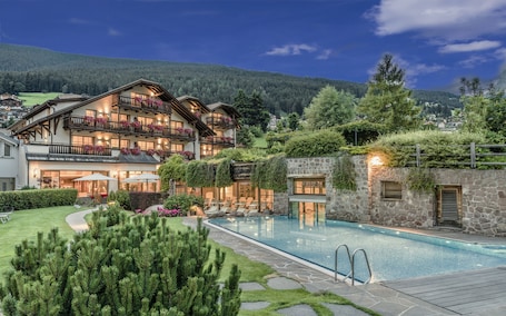 Indoor pool, outdoor pool, sun loungers