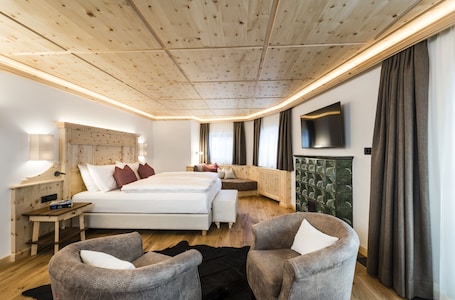 Deluxe Double Room | 1 bedroom, premium bedding, minibar, in-room safe
