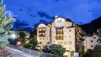 Fachada de la propiedad por la tarde o noche
