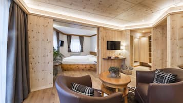 Una habitación acogedora con una cama, una mesita y dos sillas.