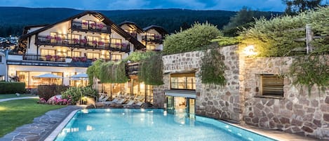 Fachada de la propiedad por la tarde o noche