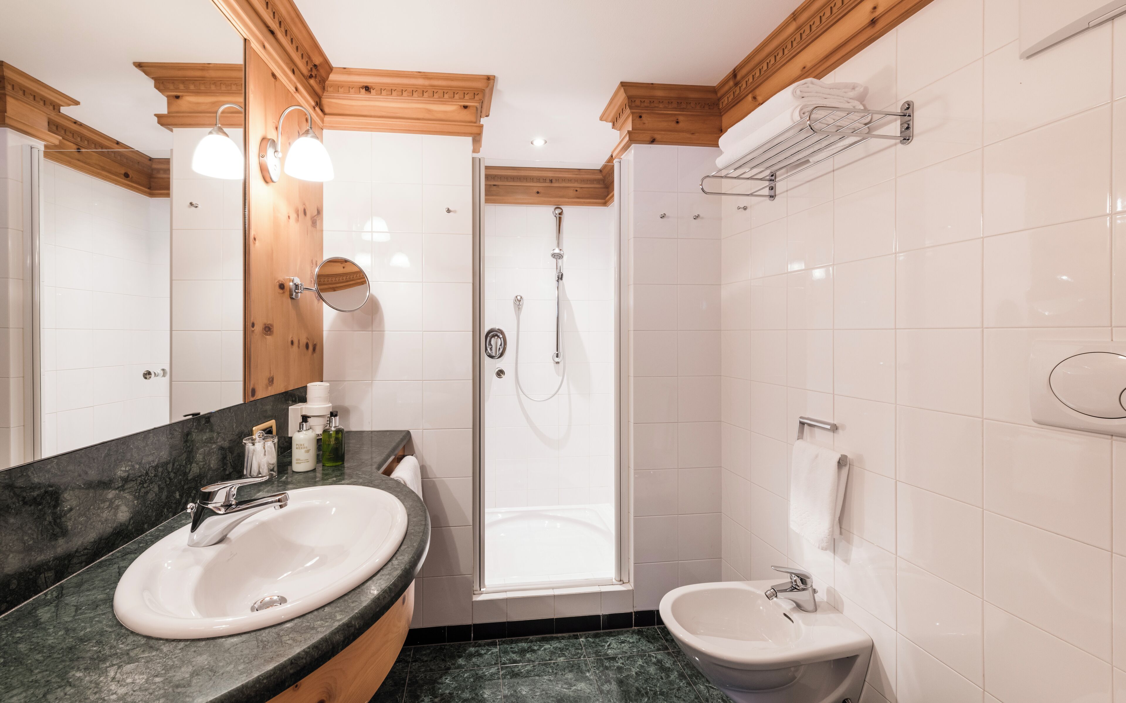 Une salle de bain moderne avec un grand lavabo, un bidet et une douche.