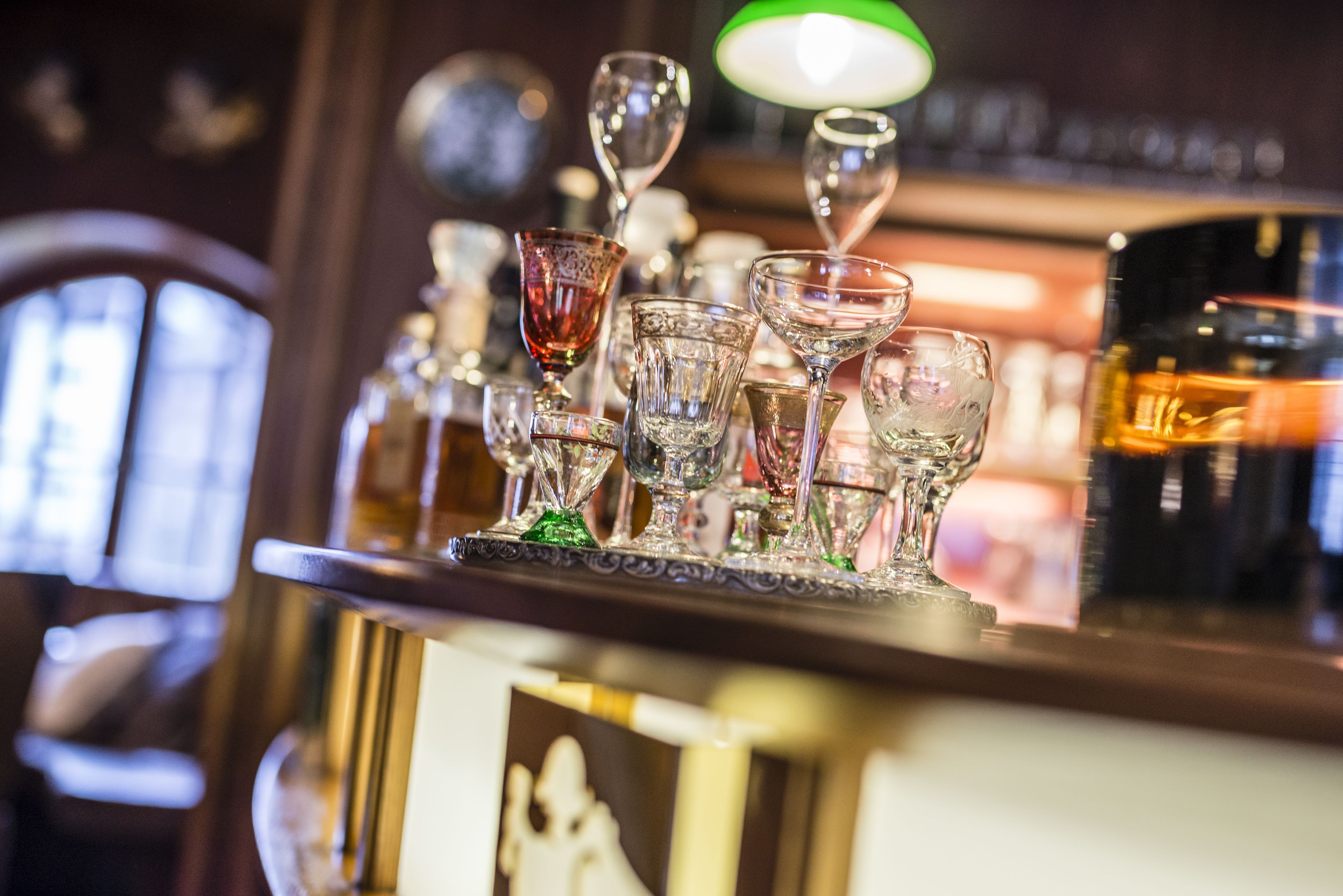 Zona de bar con diferentes vasos y botellas.