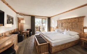 Rom – superior | Sengetøy av topp kvalitet, minibar, safe på rommet og skrivebord