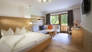 In-room safe, soundproofing, rollaway beds, free WiFi - Hotel Tuxertal (Tux)