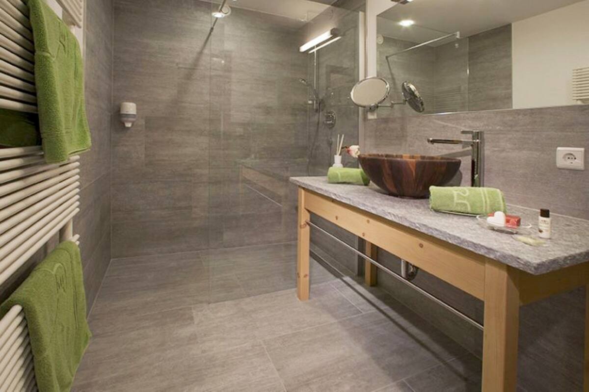 room ("sonnenzimmer") | in-room safe, soundproofing, rollaway beds, free wifi