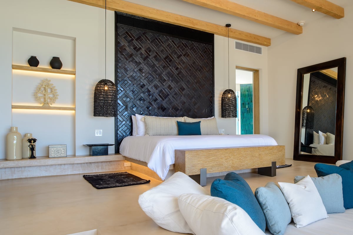 Sängtillbehör av högsta kvalitet och värdeförvaringsskåp på rummet