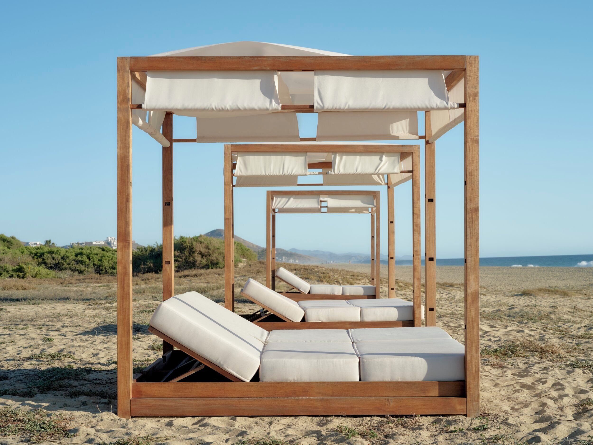 Plage, sable blanc, chaises longues, parasols
