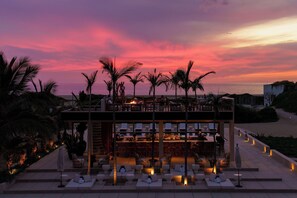 3 restaurants; breakfast, lunch and dinner served 