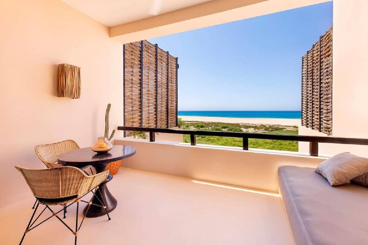 Sängtillbehör av högsta kvalitet och värdeförvaringsskåp på rummet