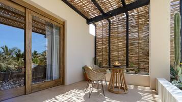 Premium Room, 1 King Bed, Pool View | Premium bedding, in-room safe, blackout curtains, soundproofing