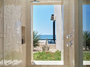 Suite, 1 trÚs grand lit, vue océan (Penthouse, Plunge Pool) | Salle de bain | Articles de toilette écologiques, sÚche-cheveux, serviettes fournies