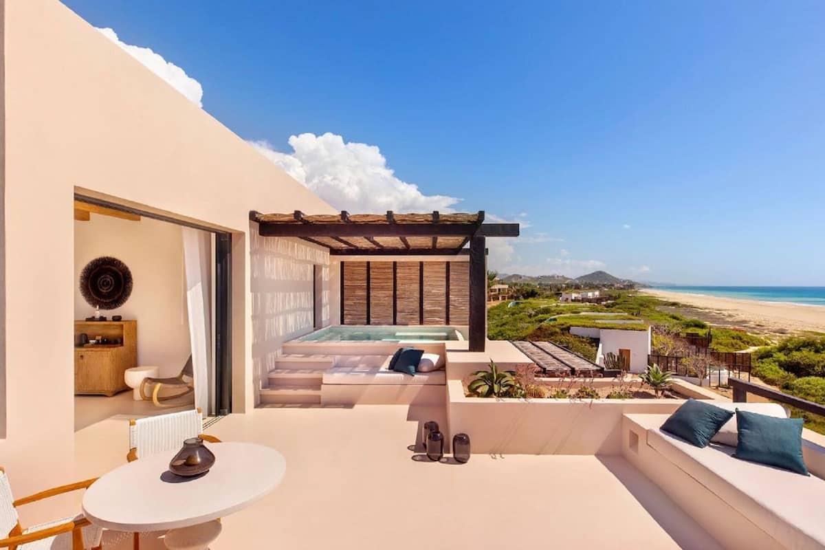 Sängtillbehör av högsta kvalitet och värdeförvaringsskåp på rummet